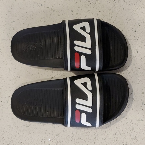 Fila slides - Picture 1 of 5